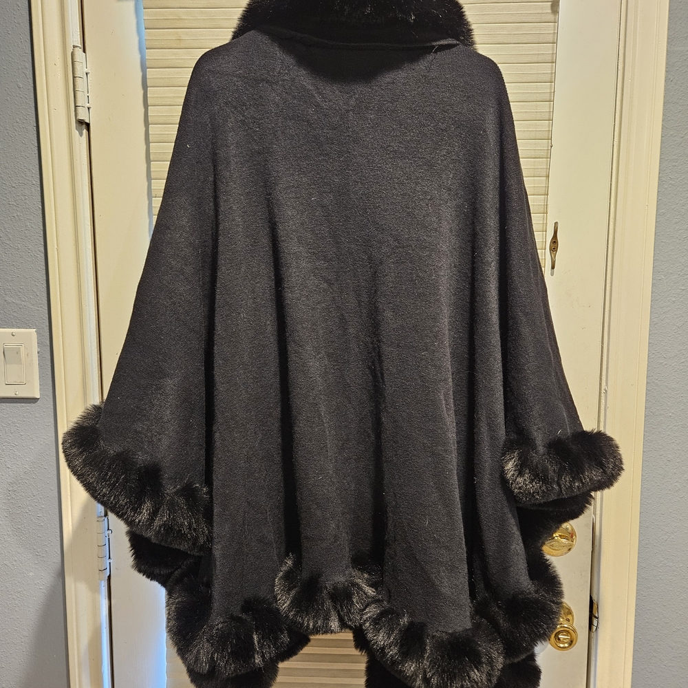 Elegant Black Fur-Trimmed Cape - Picture 4 of 5